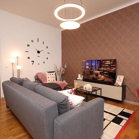 Ruby Holiday Home With Patio เวียนนา ภายนอก รูปภาพ