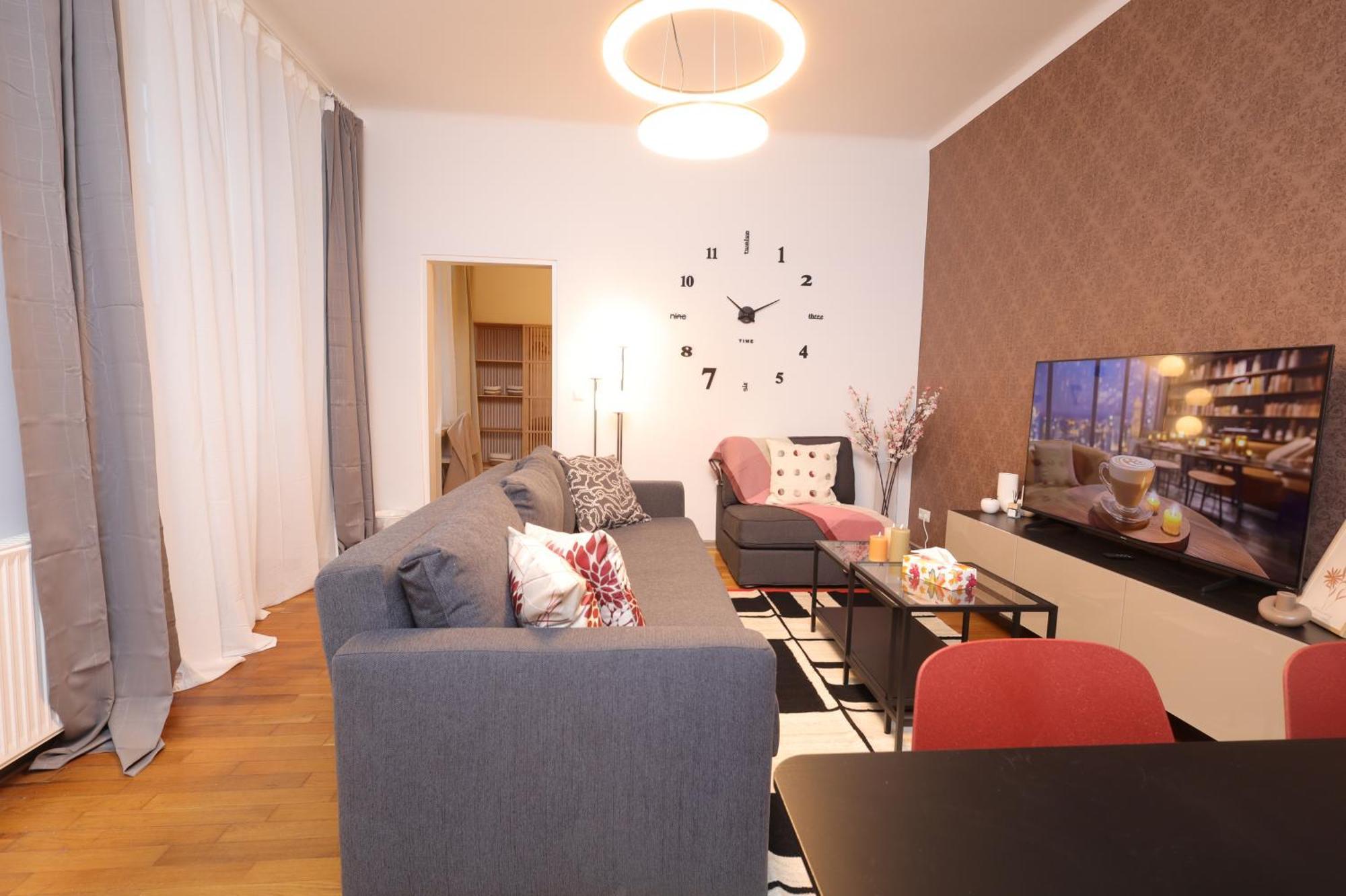 Ruby Holiday Home With Patio เวียนนา ภายนอก รูปภาพ