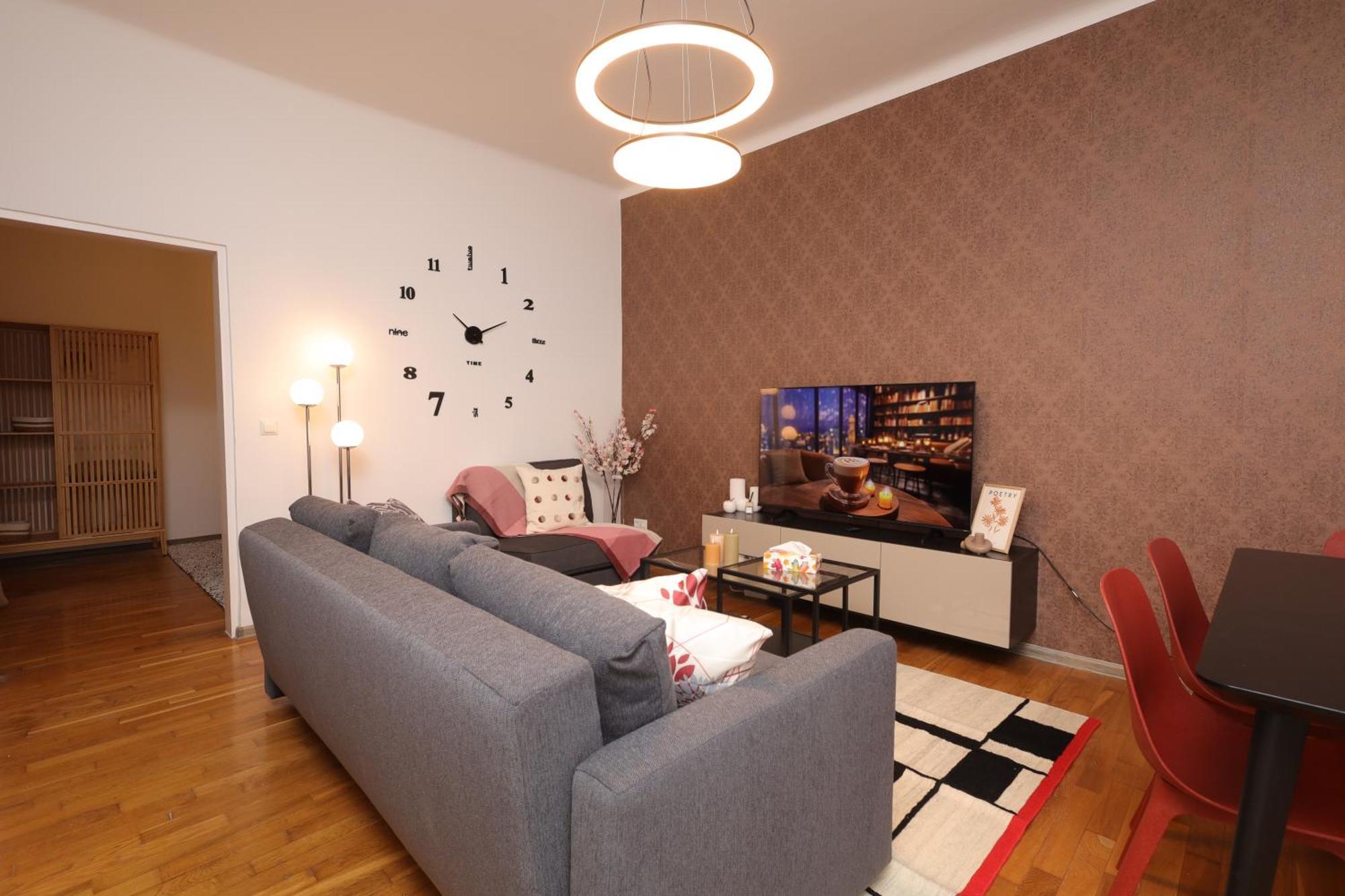 Ruby Holiday Home With Patio เวียนนา ภายนอก รูปภาพ