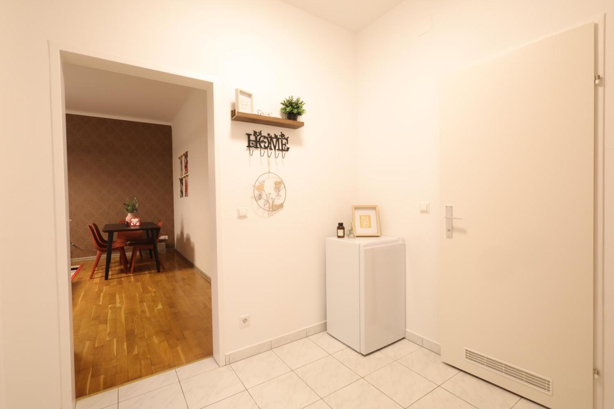 Ruby Holiday Home With Patio เวียนนา ภายนอก รูปภาพ