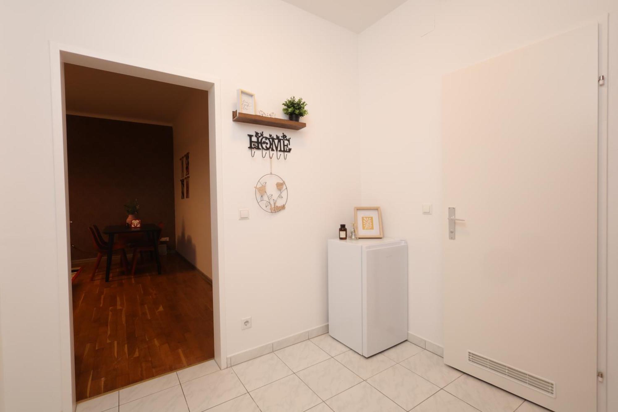 Ruby Holiday Home With Patio เวียนนา ภายนอก รูปภาพ